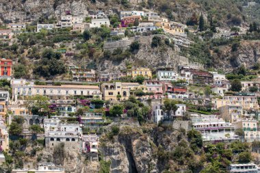 Amalfi kıyısındaki küçük Positano kasabası birçok harika rengi ve teraslı evleriyle, Campania, İtalya.