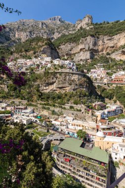 Amalfi kıyısındaki küçük Positano kasabası birçok harika rengi ve teraslı evleriyle, Campania, İtalya.