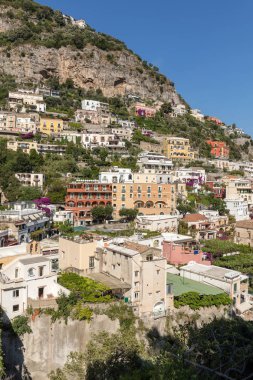 Renkli Positano, Amalfi Coast, rengarenk evleri ve binaları ile mücevheri deniz manzaralı geniş bir tepe üzerinde tünemiş. İtalya