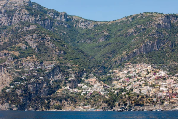 从海中看到的波西塔诺在该地区的阿马尔菲海岸 意大利坎帕尼亚 — 图库照片