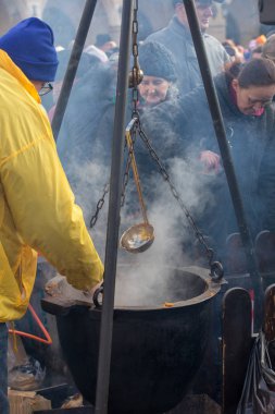 Krakov, Polonya - 17 Aralık 2017: Noel arifesi yoksul ve Cracow ana meydanında evsizlere için. Her yıl grup Kosciuszko Cracow açık havada büyük eve hazırlar. Polonya