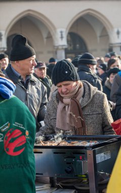 Krakov, Polonya - 17 Aralık 2017: Noel arifesi yoksul ve Cracow ana meydanında evsizlere için. Her yıl grup Kosciuszko Cracow açık havada büyük eve hazırlar. Polonya