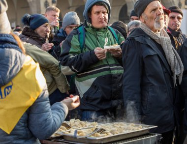 Krakov, Polonya - 17 Aralık 2017: Noel arifesi yoksul ve Cracow ana meydanında evsizlere için. Her yıl grup Kosciuszko Cracow açık havada büyük eve hazırlar. Polonya