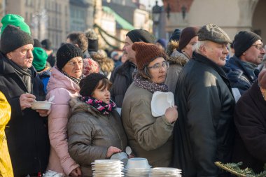 Krakov, Polonya - 17 Aralık 2017: Noel arifesi yoksul ve Cracow ana meydanında evsizlere için. Her yıl grup Kosciuszko Cracow açık havada büyük eve hazırlar. Polonya