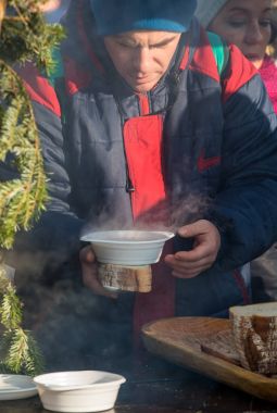 Krakov, Polonya - 17 Aralık 2017: Noel arifesi yoksul ve Cracow ana meydanında evsizlere için. Her yıl grup Kosciuszko Cracow açık havada büyük eve hazırlar. Polonya