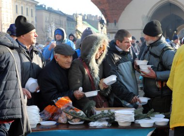 Krakov, Polonya - 17 Aralık 2017: Noel arifesi yoksul ve Cracow ana meydanında evsizlere için. Her yıl grup Kosciuszko Cracow açık havada büyük eve hazırlar. Polonya