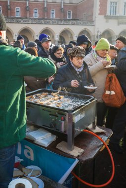 Krakov, Polonya - 17 Aralık 2017: Noel arifesi yoksul ve Cracow ana meydanında evsizlere için. Her yıl grup Kosciuszko Cracow açık havada büyük eve hazırlar. Polonya