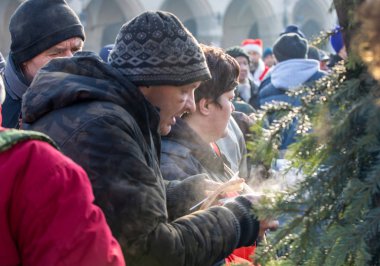 Krakov, Polonya - 17 Aralık 2017: Noel arifesi yoksul ve Cracow ana meydanında evsizlere için. Her yıl grup Kosciuszko Cracow açık havada büyük eve hazırlar. Polonya