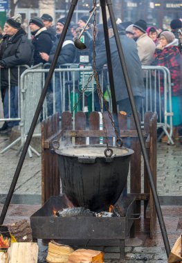 Krakov, Polonya - 17 Aralık 2017: Noel arifesi yoksul ve Cracow ana meydanında evsizlere için. Her yıl grup Kosciuszko Cracow açık havada büyük eve hazırlar. Polonya