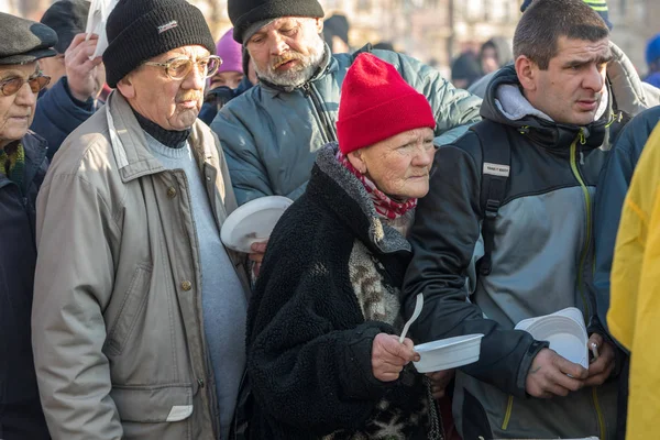 Krakkó Lengyelország December 2017 Karácsony Estéjén Szegények Hajléktalanok Téren Krakkóban — Stock Fotó