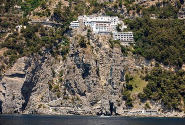 Amalfi 'nin kayalık sahillerinde özel villalar ve daireler. Campania 'da. İtalya
