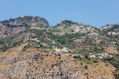 Amalfi 'nin kayalık sahillerinde özel villalar ve daireler. Campania 'da. İtalya