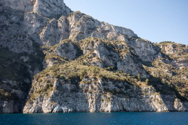 Sorrento ve Positano arasındaki Amalfi Sahili manzarası. Campania 'da. İtalya