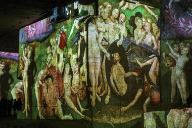 Les Baux, Fransa - 26 Haziran 2017: Fantastik ve harika bir dünya, Bosch, Brueghel ve Arcimboldo. Gösterinin yaklaşık 30 dakika sürer ve Carrires de Lumires 7000 m2 bir alan üzerinde görüntülenen 2000'den fazla dijital görüntüleri içeren 