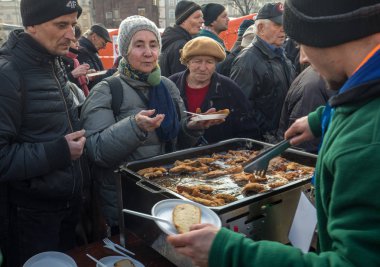 Krakov, Polonya - 17 Aralık 2017: Noel arifesi yoksul ve Cracow ana meydanında evsizlere için. Her yıl grup Kosciuszko Cracow açık havada büyük eve hazırlar. Polonya