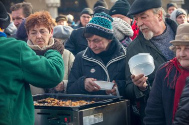 Krakov, Polonya - 17 Aralık 2017: Noel arifesi yoksul ve Cracow ana meydanında evsizlere için. Her yıl grup Kosciuszko Cracow açık havada büyük eve hazırlar. Polonya