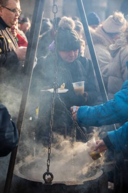 Krakov, Polonya - 17 Aralık 2017: Noel arifesi yoksul ve Cracow ana meydanında evsizlere için. Her yıl grup Kosciuszko Cracow açık havada büyük eve hazırlar. Polonya