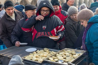 Krakov, Polonya - 17 Aralık 2017: Noel arifesi yoksul ve Cracow ana meydanında evsizlere için. Her yıl grup Kosciuszko Cracow açık havada büyük eve hazırlar. Polonya