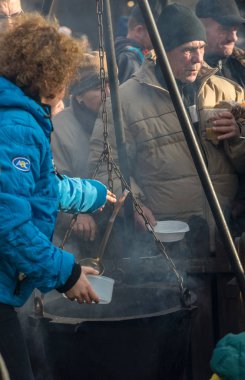 Krakov, Polonya - 17 Aralık 2017: Noel arifesi yoksul ve Cracow ana meydanında evsizlere için. Her yıl grup Kosciuszko Cracow açık havada büyük eve hazırlar. Polonya