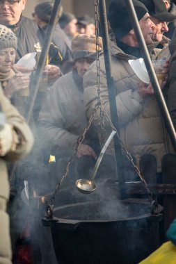 Krakov, Polonya - 17 Aralık 2017: Noel arifesi yoksul ve Cracow ana meydanında evsizlere için. Her yıl grup Kosciuszko Cracow açık havada büyük eve hazırlar. Polonya