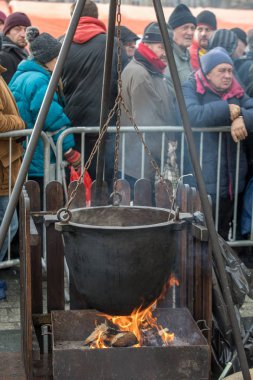 Krakov, Polonya - 17 Aralık 2017: Noel arifesi yoksul ve Cracow ana meydanında evsizlere için. Her yıl grup Kosciuszko Cracow açık havada büyük eve hazırlar. Polonya