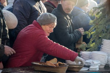 Krakov, Polonya - 17 Aralık 2017: Noel arifesi yoksul ve Cracow ana meydanında evsizlere için. Her yıl grup Kosciuszko Cracow açık havada büyük eve hazırlar. Polonya