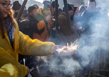 Krakov, Polonya - 17 Aralık 2017: Noel arifesi yoksul ve Cracow ana meydanında evsizlere için. Her yıl grup Kosciuszko Cracow açık havada büyük eve hazırlar. Polonya