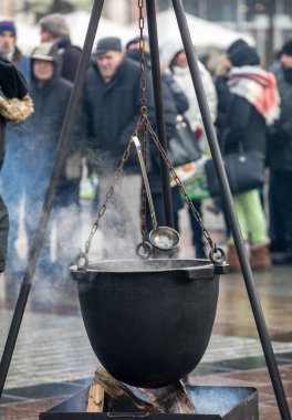 Krakov, Polonya - 17 Aralık 2017: Noel arifesi yoksul ve Cracow ana meydanında evsizlere için. Her yıl grup Kosciuszko Cracow açık havada büyük eve hazırlar. Polonya
