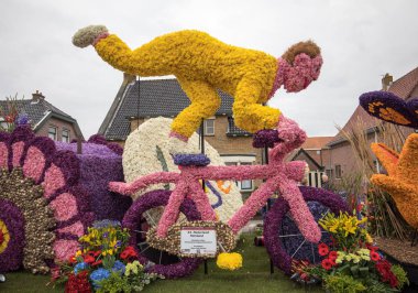 Noordwijkerhout, Hollanda - 21 Nisan 2017: Platform ile Lale ve sümbül sırasında geleneksel çiçek geçit törenini Bloemencorso Noordwijk üzerinden Hollanda'da Haarlem. 
