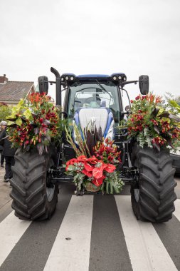 Noordwijkerhout, Hollanda - 21 Nisan 2017: Platform ile Lale ve sümbül sırasında geleneksel çiçek geçit törenini Bloemencorso Noordwijk üzerinden Hollanda'da Haarlem. 