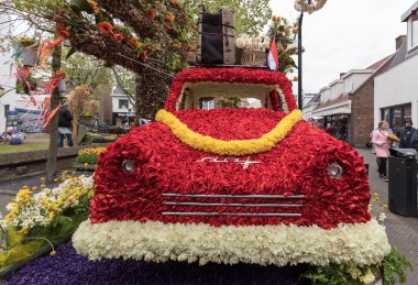 Noordwijkerhout, Hollanda - 21 Nisan 2017: Platform ile Lale ve sümbül sırasında geleneksel çiçek geçit törenini Bloemencorso Noordwijk üzerinden Hollanda'da Haarlem. 