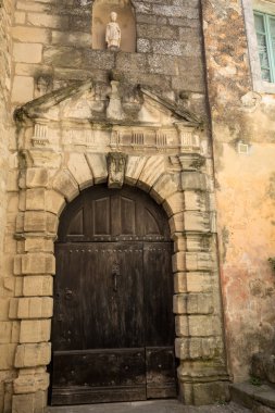 Gordes taş evde eski ahşap kapı. Provence, Fransa