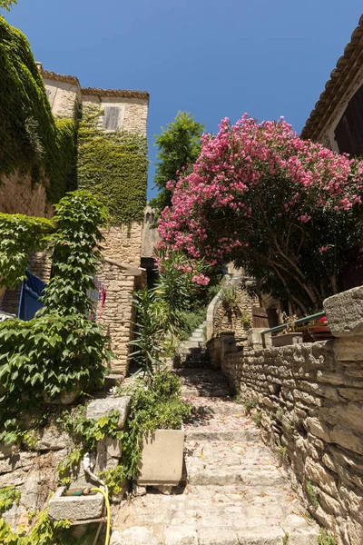 Ortaçağdan kalma şehir Gordes dar sokakta. Provence, Fransa