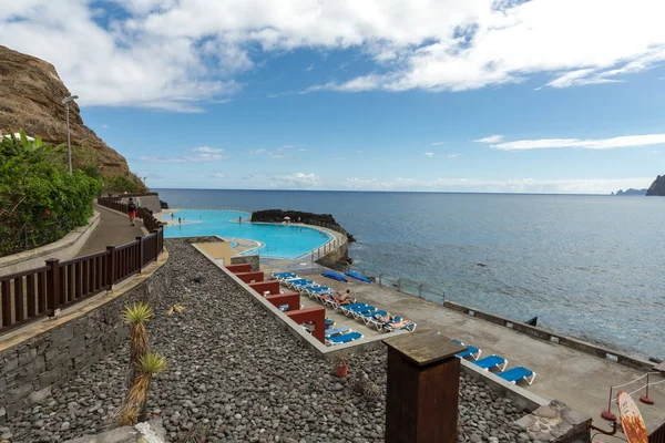 Porto Cruz Madeira Portugal Setembro 2016 Pessoas Descansam Junto Piscina — Fotografia de Stock