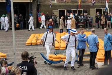 Alkmaar, Hollanda - 21 Nisan 2017: Tipik peynir pazarı şehir Alkmaar Hollanda, sadece dört geleneksel Hollanda peynir piyasalarda hala varlığını ve bir ülkenin en popüler turistik. 