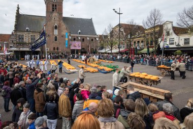 Alkmaar, Hollanda - 21 Nisan 2017: Tipik peynir pazarı şehir Alkmaar Hollanda, sadece dört geleneksel Hollanda peynir piyasalarda hala varlığını ve bir ülkenin en popüler turistik. 