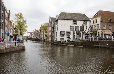 Alkmaar, Hollanda - 21 Nisan 2017: Kuzey Hollanda, Hollanda, tipik kanalına tarihi eski şehir, Alkmaar, evler 