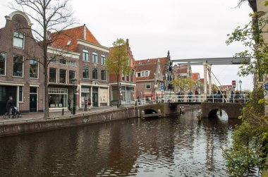 Alkmaar, Hollanda - 21 Nisan 2017: Kuzey Hollanda, Hollanda, tipik kanalına tarihi eski şehir, Alkmaar, evler 