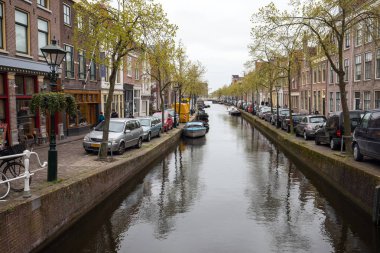 Alkmaar, Hollanda - 21 Nisan 2017: Kuzey Hollanda, Hollanda, tipik kanalına tarihi eski şehir, Alkmaar, evler 