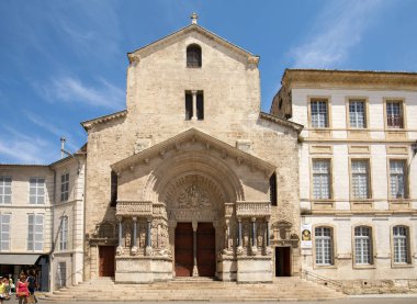Arles, Fransa - 27 Haziran 2017: Arles, Fransa Saint Trophime katedralde Batı Cephesi. Bouches-du-Rhône, Fransa
