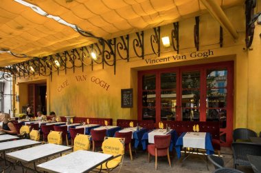 Arles, Fransa - 24 Haziran 2017: Arles 'deki Place du Forum' da Cafe Van Gogh. Provence, Fransa. Bu, Vincent Van Gogh 'un 1888' de yaptığı Cafe Terrace ile aynı..