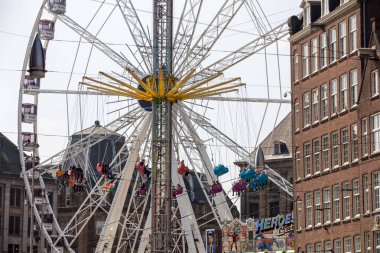 Amsterdam, Hollanda - 20 Nisan 2017: büyük tekerlek üzerinde Koninginnedag Dam Square Amsterdam Hollanda 