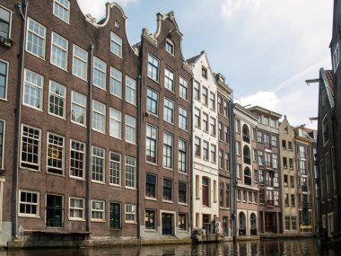 Amsterdam, Hollanda, Hollanda Damrak sokakta tipik çatılı evler