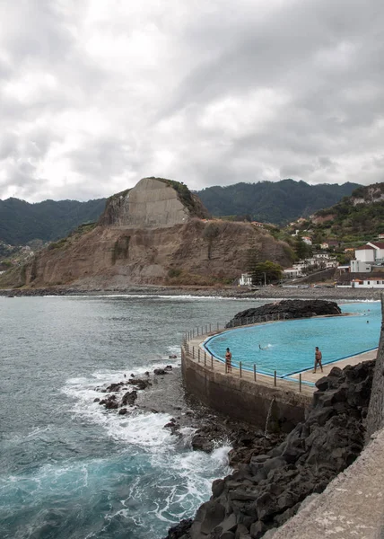 Porto Cruz Madeira Portugal Septiembre 2016 Gente Descansa Piscina Porto —  Fotos de Stock