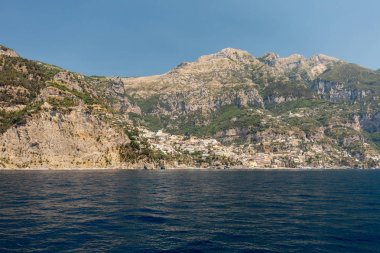Sorrento ve Positano arasındaki Amalfi Sahili manzarası. Campania 'da. İtalya