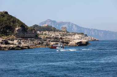Sorrento ve Positano arasındaki Amalfi Sahili manzarası. Campania 'da. İtalya