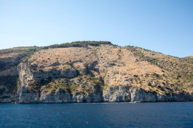 Sorrento ve Positano arasındaki Amalfi Sahili manzarası. Campania 'da. İtalya