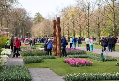 Lisse, Hollanda - 19 Nisan 2017: Lisse, Hollanda, Hollanda Keukenhof Garden ziyaretçi.