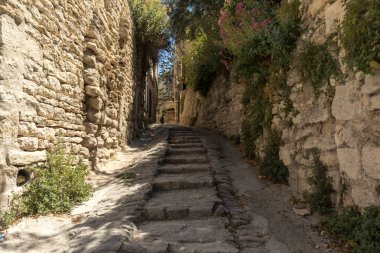 Gordes Ortaçağ evleri ile dik sokakta. Provence, Fransa