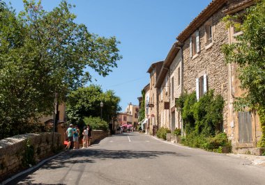 GORDES, FRANCE - 25 Haziran 2017: Gordes köyündeki tipik taş evler, Vaucluse, Provence, Fransa